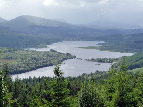 Photographie Loch Garry, Inverness-shire - resembling a map of Scotland when viewed from this