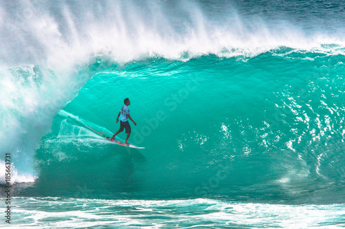 Dekoracja na wymiar  lokalny-surfer-na-duzej-fali-na-plazy-padang-padang-bali-indonezja