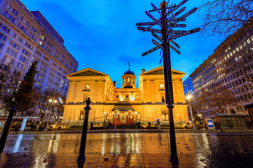 Wall Mural - Pioneer Courthouse on a rainy winter night