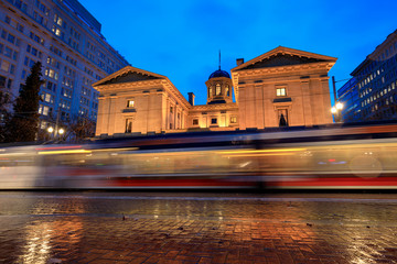 Wall Mural - Pioneer Courthouse with tram trail on a rainy winter night