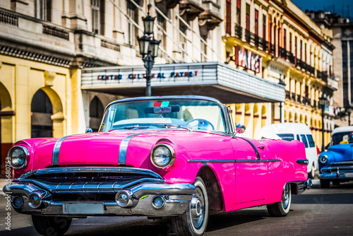 Fotomural HDR - Amerikanischer pink Pontiac Cabriolet Oldtimer in Havana Cuba - Serie Cuba
