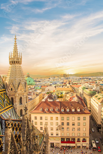 Plakat Widok na miasto z tarasu widokowego katedry św Szczepana w Wiedniu, Austria