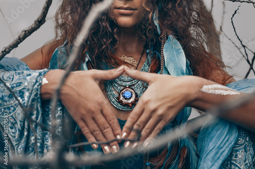 Fotografia close up of beautiful young woman outdoors. witch craft concept
