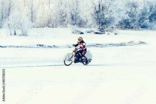 Fotografía Motorcycle traveler on snow winter steppe road path