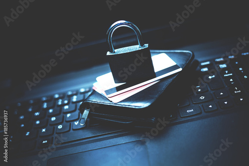 Fotografía Lock with credit cards and wallet on a laptop.