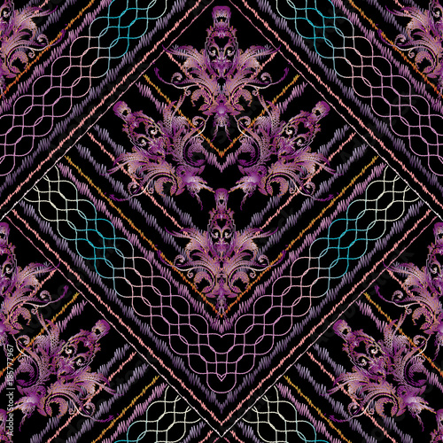 pasiasty-hafty-kwiatowy-wektor-wzor-tapeta-z-adamaszku-w-tle-z-grunge-haftowanymi-fioletowymi-barokowymi-kwiatami-liscmi-paskami-falami-zygzakiem-rombem-i-ornamentami-geometrycznymi