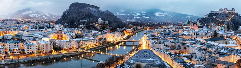 Panorama von Salzburg in den österreichischen Alpen im Winter am Morgen - obrazy, fototapety, plakaty 