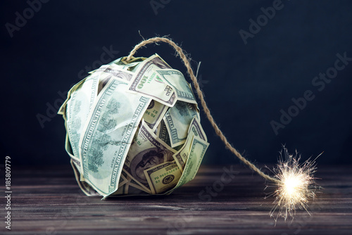 Fotografía Bomb of money hundred dollar bills with a burning wick