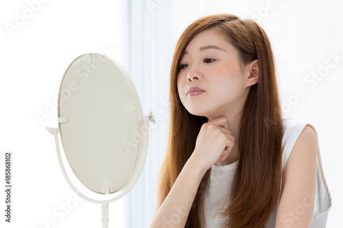 鏡 首をさわる女性 Stock 写真 Adobe Stock 鏡 首をさわる女性 Stock 写真 Adobe Stock