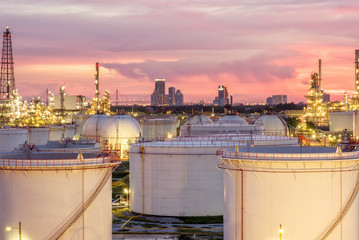 Wall Mural - Oil and gas industry - refinery factory - petrochemical plant at twilight
