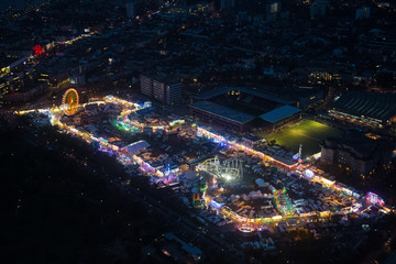 Luchtaufname vom Hamburger Dom bei Nacht