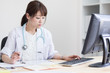 © hanack - デスクワーク・女医