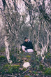 Hombre joven esperando en medio de un bosque 