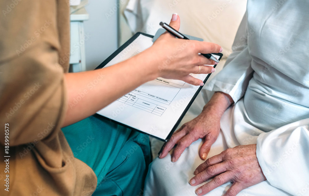 женщина заполняет анкету перед медицинским осмотром