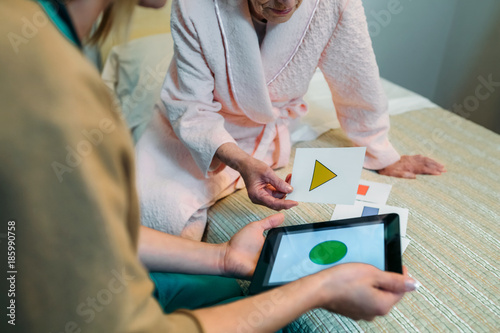 Fotografía Female doctor showing geometric shape game to elderly female patient with dement