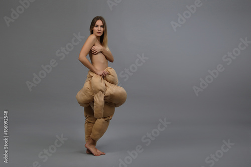 Canvastavla  Hübsche blonde Frau im Fatsuit