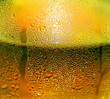 zroszona szklanka zimnego piwa