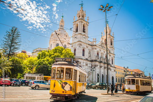 Plakat Żółty tramwaj 28 na ulicach Lisbon, Portugalia