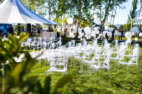 Fotografía Outdoor wedding ceremony in the forest with large balls