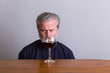 Mann mit Weinglas, Symbolbild