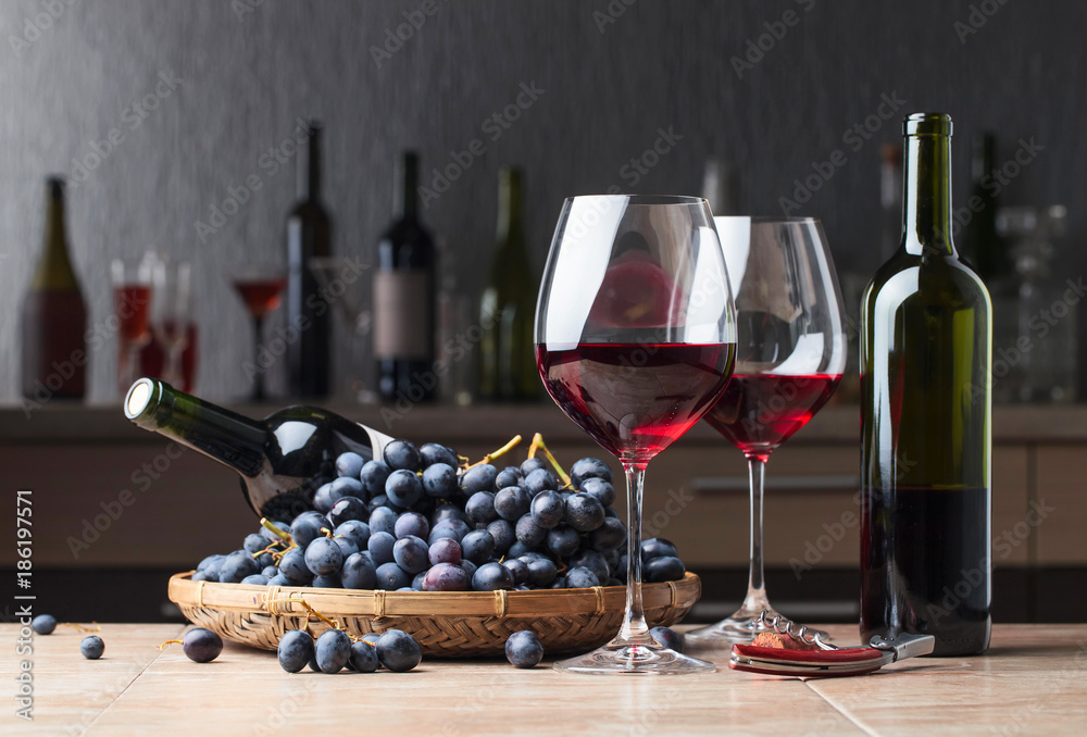 Red wine and grapes. - obrazy, fototapety, plakaty 