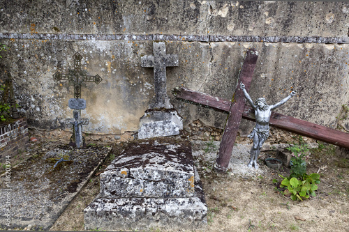 Fotografía Tombes abandonnées dans un cimetière