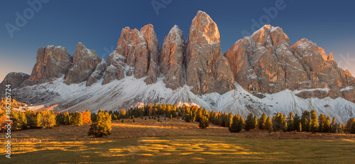 Fotografia  Autumn colours in the Dolomites mountains, beautiful landscape, Italy, Europe