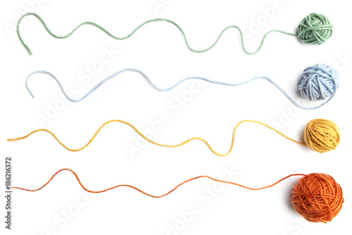 Fotomural Colorful cotton thread ball isolated on white background