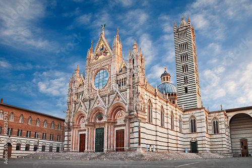 Fotografía Siena, Tuscany, Italy: the medieval cathedral at sunrise