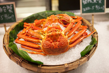 Poster - Taiwan's famous aquatic market, on the lead aquatic products, eating seafood?The words on the typology are the name and price of the king crab?