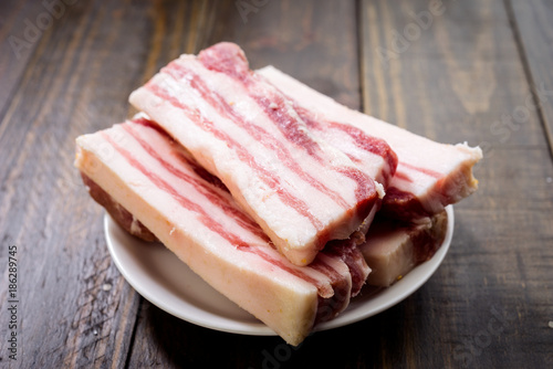 Fotografía pieces of Iberian bacon on wooden board