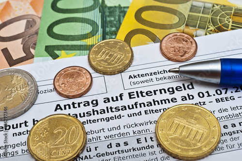 Elterngeld beantragen - kaufen Sie dieses Foto und finden ...