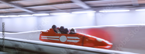 Fotomural bob sled speeding in an ice channel
