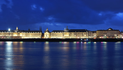 la ville de bordeaux de nuit