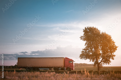 Zdjęcie XXL ciężarówka na drogowym transporcie towarowym