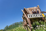 Fototapeta Natura - Vatertag, Bollerwagen