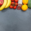 Obst und Gemüse Sammlung Lebensmittel Früchte essen Quadrat Schieferplatte Textfreiraum von oben
