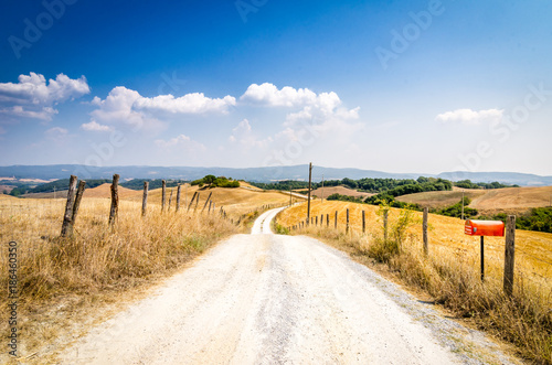 Strada in collina in Toscana