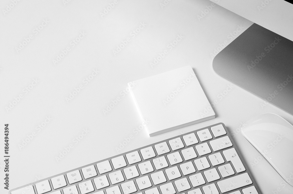 Apple iMac on white table - obrazy, fototapety, plakaty 