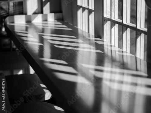 Fototapeta na szkło światło i cień z okna