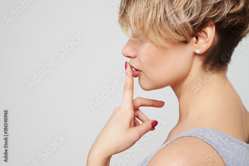 Fotografía Glamour woman holding finger near lips