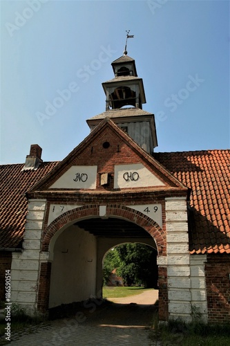 Fotografie, Obraz malerisches Torhaus vom Gut Krieseby, Herrenhaus, Schleswig-Holstein, Deutschlan