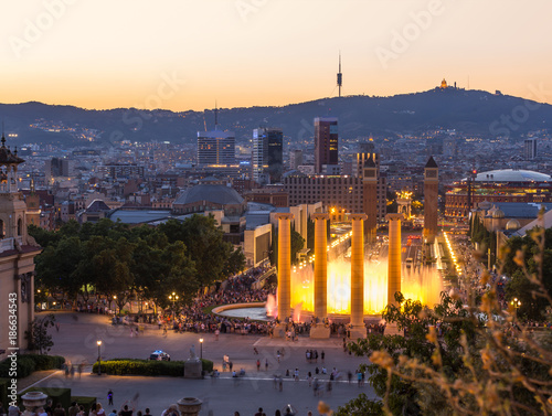 Plakat Widok z lotu ptaka Barcelona miasto od monjuic przy półmroku czasem, Hiszpania