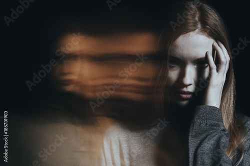 Fotomural Young girl with hallucinations