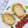 Brötchen Sandwich Baguette belegt mit Käse und Schinken Quadrat von oben auf Holzbrett