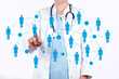 © HNFOTO - Arzt vor einer virtuellen Wand mit einem Netzwerk von Patienten