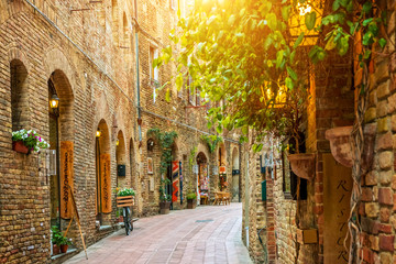 Fototapete - Alley in old town, San Gimignano, Tuscany, Italy