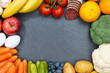 Obst und Gemüse Sammlung Lebensmittel Früchte essen Rahmen Schieferplatte Textfreiraum von oben