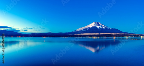 Plakat Fudżi  gora-fuji-i-jezioro-yamanaka-do-gory-nogami-fuji