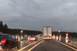 Autos und Lastkraftwagen in einer Autobahn Baustelle, Deutschland
